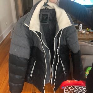 Guess puffer jacket. Great condition. Lightly worn